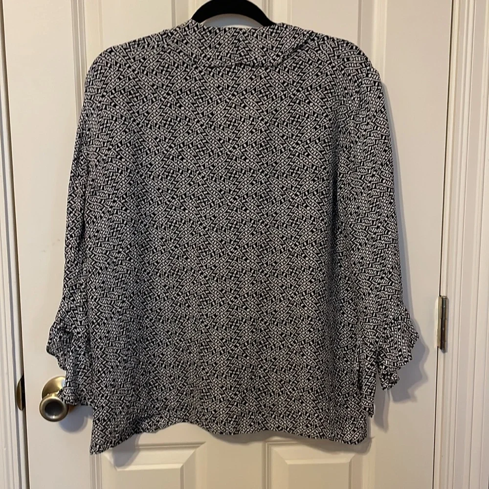 Chicos design, size 2, 100% silk blouse - Picture 8 of 9